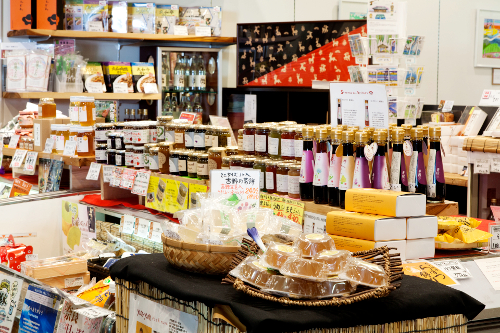 「奈良のうまいものプラザ」店内、農産加工品