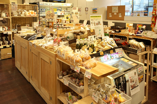 「奈良のうまいものプラザ」店内、特産品も